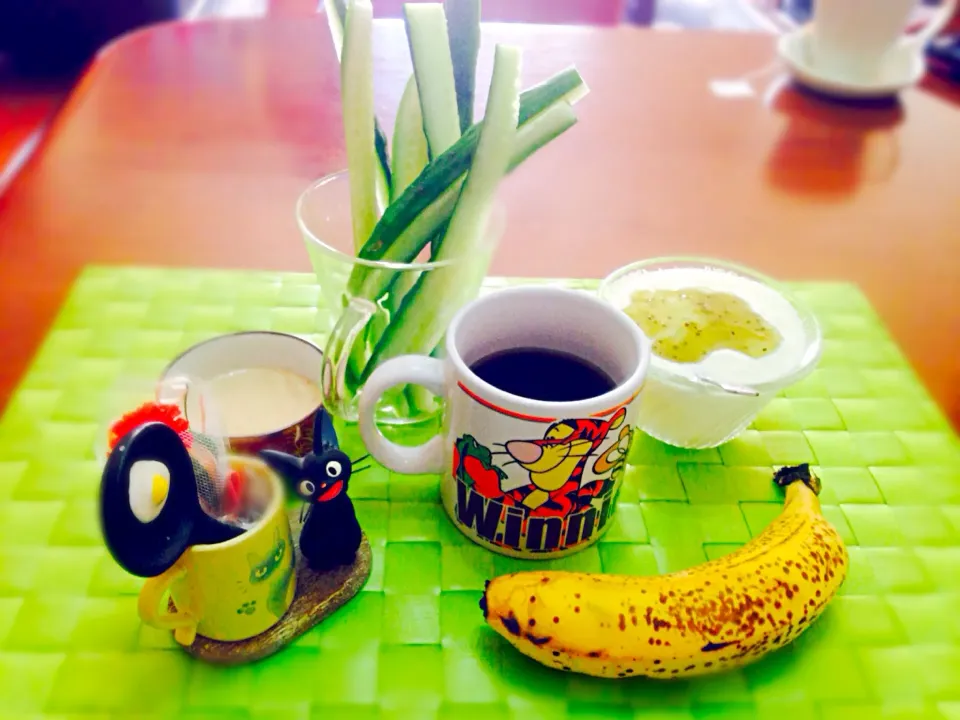 胡瓜スティック(胡麻タレ)＆キーウィヨーグルト☕️🍌|マニラ男さん