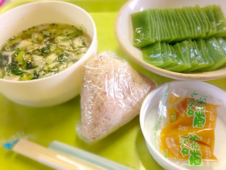 Snapdishの料理写真:刺身蒟蒻＆具沢山味噌汁🍙|マニラ男さん