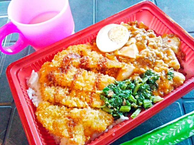 沖縄のお弁当　トンカツ＆麻婆豆腐|うたかた。さん