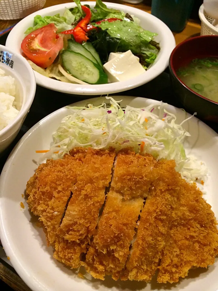 ランチは、チキンカツと野菜サラダ。ただし、衣は外して食べています。|Takashi H.さん