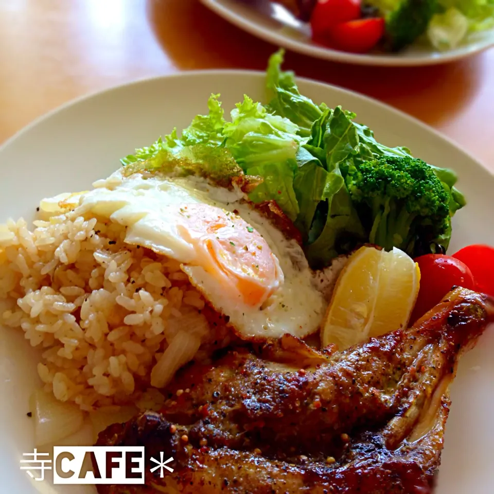 Snapdishの料理写真:モリモリランチ！ガーリックライスと骨付きチキン|寺cafe＊さん