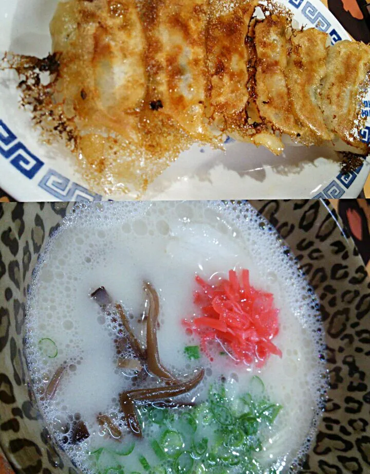 Snapdishの料理写真:激辛餃子&トンコツハーフラーメン～☆
店内全て豹柄 (笑)…(^^;|☆Yumi☆さん