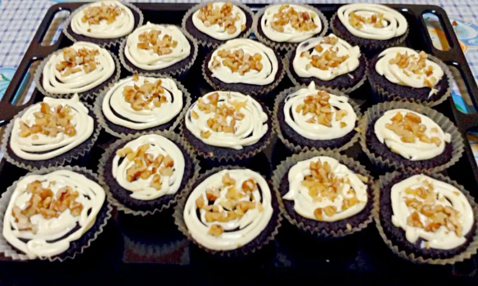 Tray of freshly baked Chocolate (Brownie) cupcakes.|Kris Tanさん