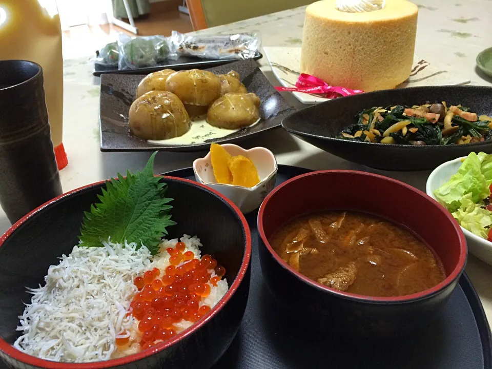 しらすといくら丼😍|makoさん