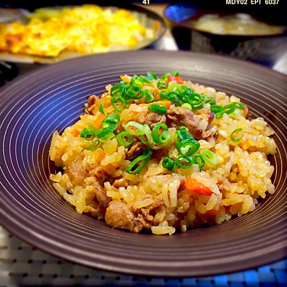 Snapdishの料理写真:ダシダで牛肉炊き込みご飯♪あるもので省略バージョン\(//∇//)\|すずらんさん