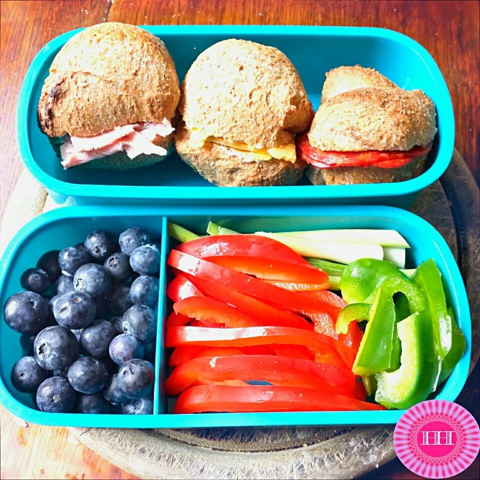 Snapdishの料理写真:Lunch for my husband 2 June 2014 #homemade #breadrolls #sandwiches #green #red #pepper #spring #onions #blueberries|Biscuite Queenさん