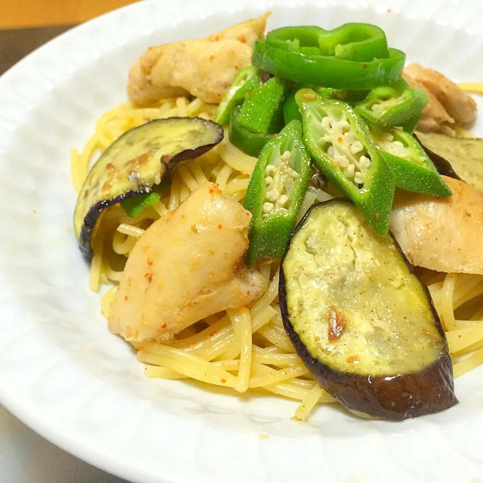 夏野菜と鶏モモのピリ辛パスタ|ケンチョムさん