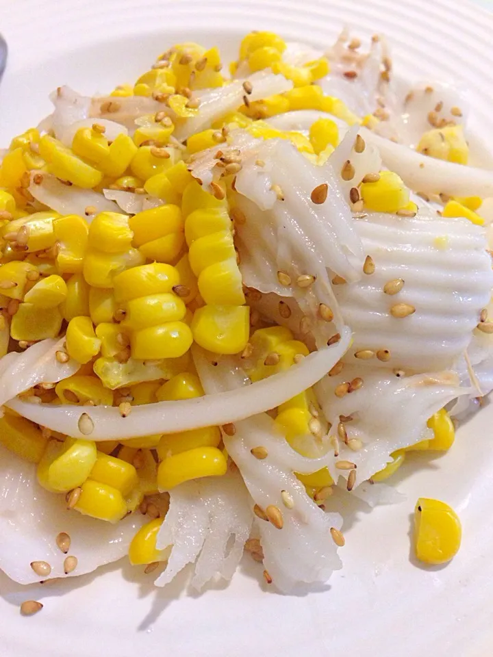 Snapdishの料理写真:ข้าวโพดึลุกมะพร้าวอ่อน corn and young coconut|sirakorn owadaさん