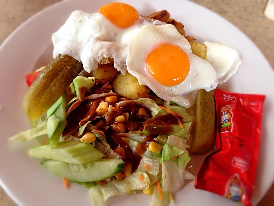 Snapdishの料理写真:Fried Potatoe and egg with salad|Fujiko Toyohashiさん