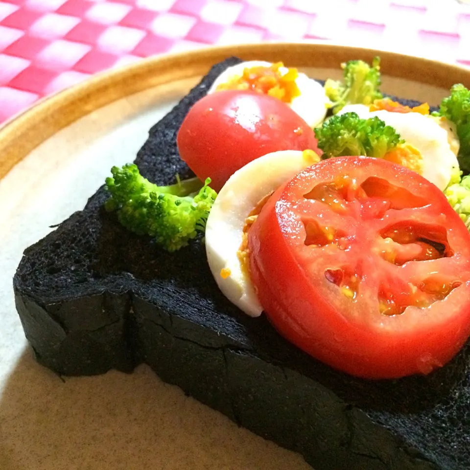 Snapdishの料理写真:竹炭食パンでオープンサンド。見たことない真っ黒さがブラボー♪|kaoriさん