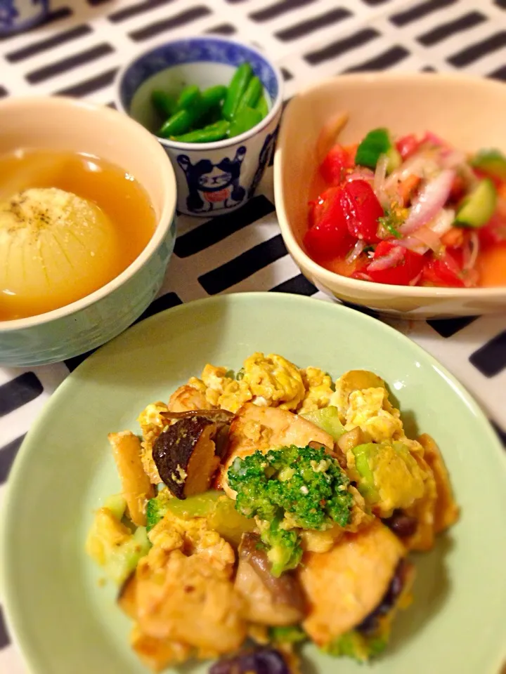 野菜の寄せ集めで晩ご飯🌟丸ごと玉ねぎのスープ🍀トマトと玉ねぎのディルマリネ🍀キノコと胸肉の卵炒めバター醤油🍀茹でスナップえんどう|mochaさん