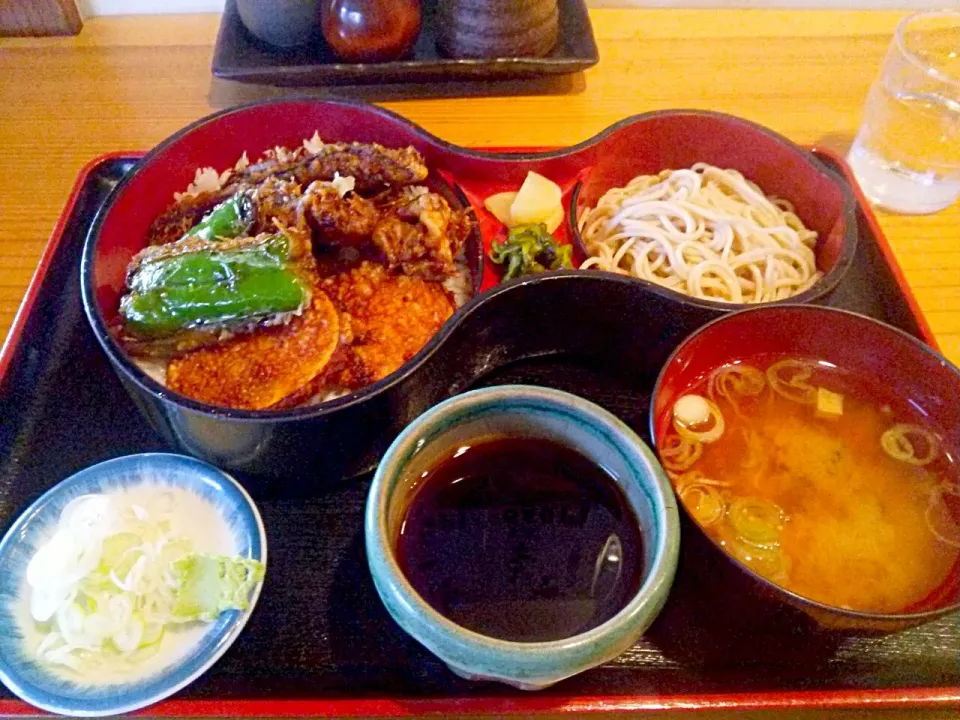 なかや の野菜天丼セット、900円。
セットの蕎麦は、冷たいor温かいが選べますが蕎麦湯が飲みたかったので、冷たいもり蕎麦にしました。
僕は、蕎麦屋に入れば蕎麦湯を必ず頼みます♪
(*´-`)|東京ライオンズさん