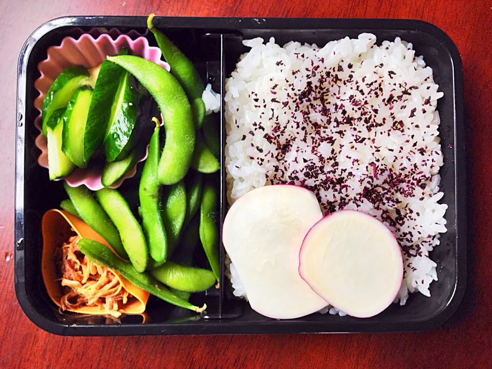 Bento: chicken, rice, edamame, cucumber and pickled kabu|Kirsten Adachiさん