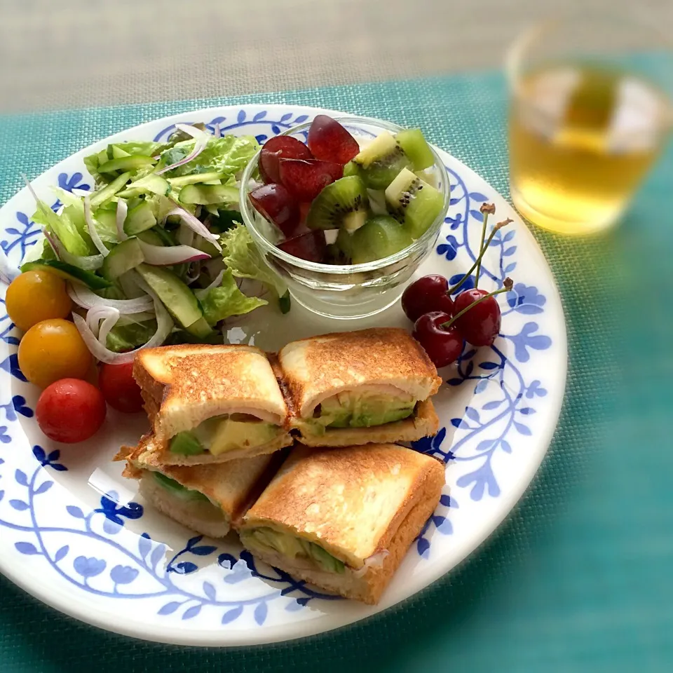 アボカドのホットサンド|ぺんぎんさん