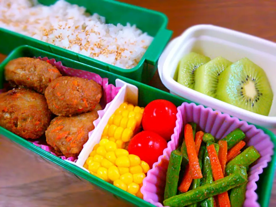 Snapdishの料理写真:中１女子の今日のお弁当。むぎごはん、ごま塩、豆腐と野菜のナゲット、いんげんと人参のカレーソテー、茹でとうもろこし、ミニトマト、キウイ|みっちっちさん