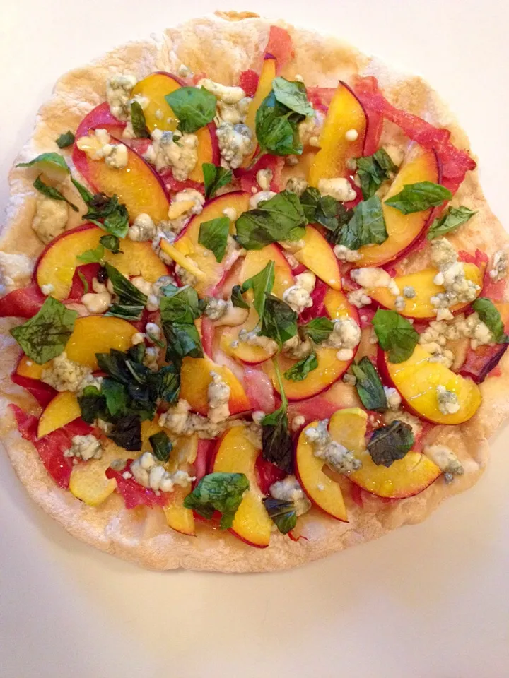 #Peach and #Prosciutto #Pizza with #BlueCheese. #nola #noladining #biggreenegg #summer #nola #wozmond|David Armondさん