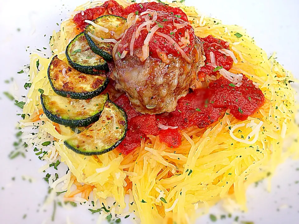 Spaghetti squash and meatballs|lindsay robesonさん