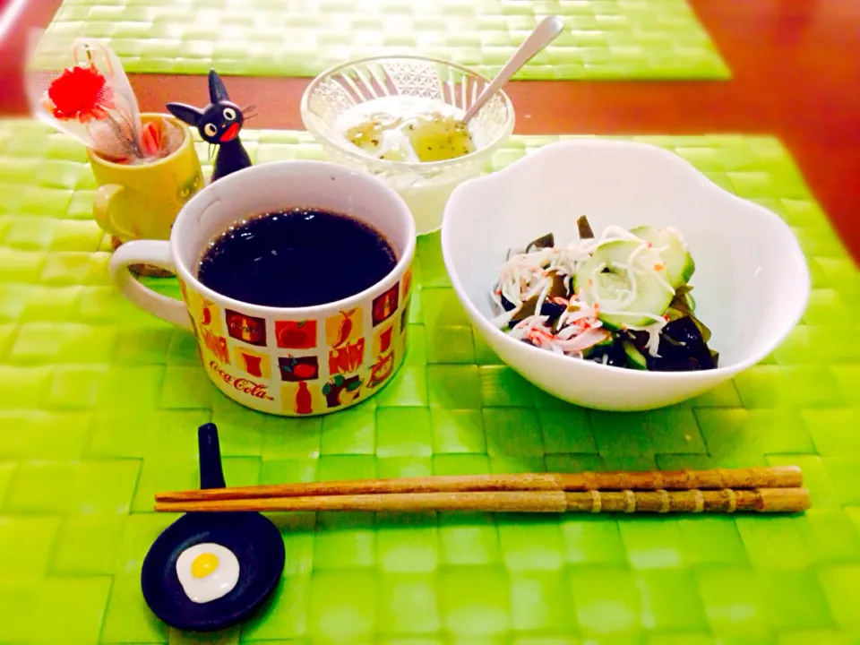 蟹とワカメの酢の物＆キーウィヨーグルト☕️|マニラ男さん