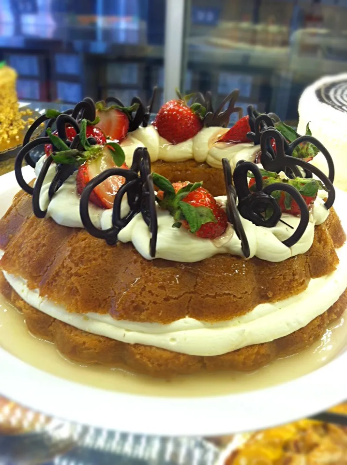 Snapdishの料理写真:Strawberry Rum Cake|Juliee ~ ジュリーさん