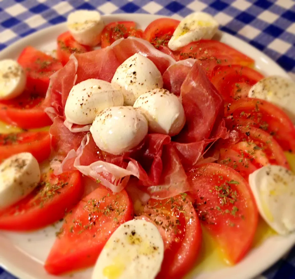 Bufala Napoletana con pomodorii all'origano e prosciutto crudo di parma|Fabio  Palmieriさん