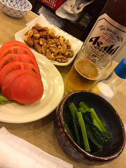 昨夜の載せ忘れ。瓶ビールに、胡桃と花豆、冷やしトマト、野沢菜。|Takashi H.さん