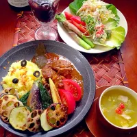 Snapdishの料理写真:Today's Dinner🍴ｻﾗﾀﾞ･ﾋﾞｰﾌｶﾚｰ 夏野菜添え･ﾍﾞｰｺﾝとたっぷりｷｬﾍﾞﾂのｺﾝｿﾒｽｰﾌﾟ