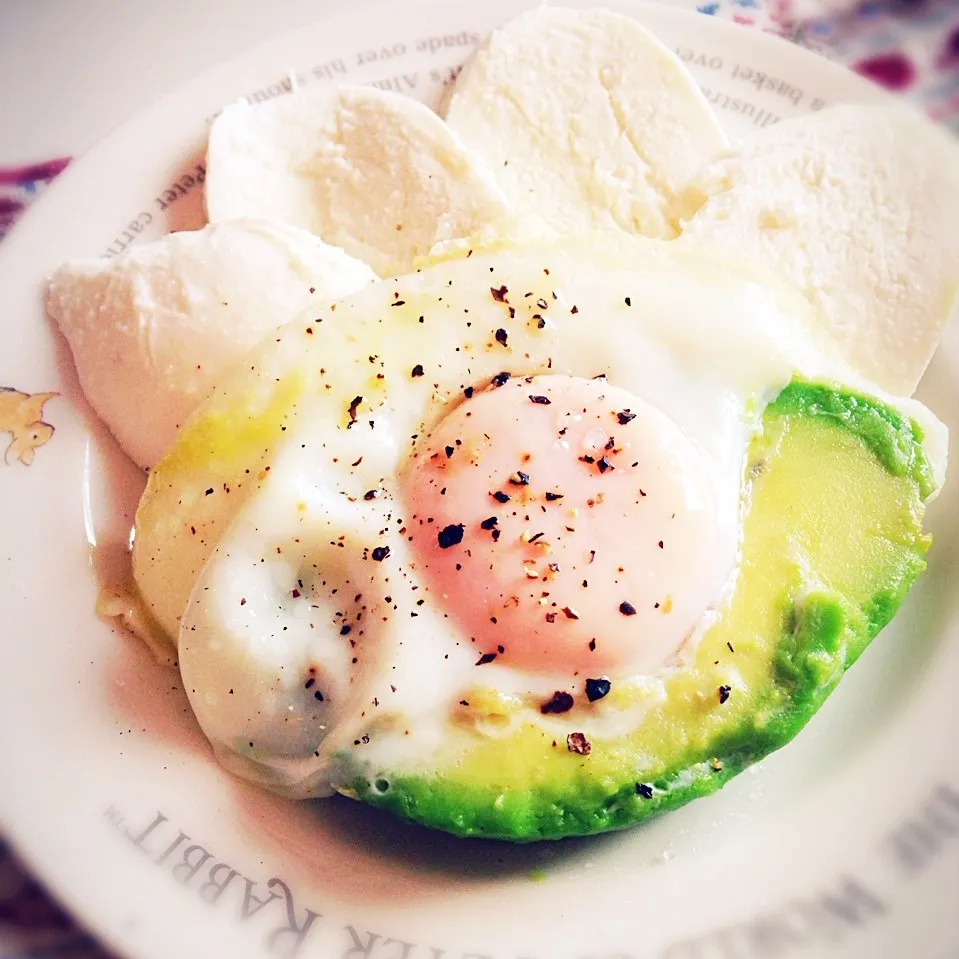 namastelotus michakoさんの料理 Fried egg in avocado|はなさん