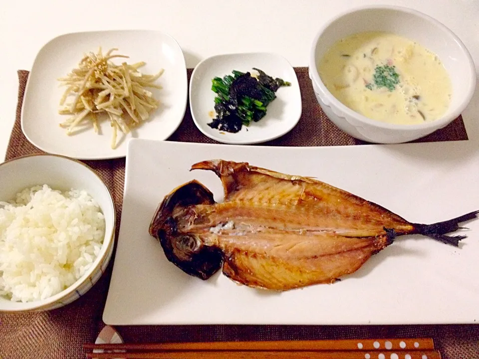 あじの干物・ごぼうのゴママヨサラダ・ほうれん草のお浸し(味付きもみ海苔かけ)・豆乳スープ|Accaさん