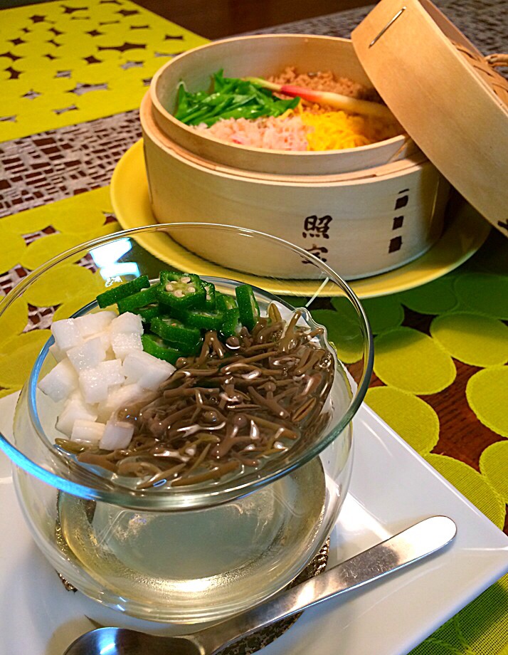 蟹蒸しちらしと蓴菜、長いも、おくらを出汁酢で！