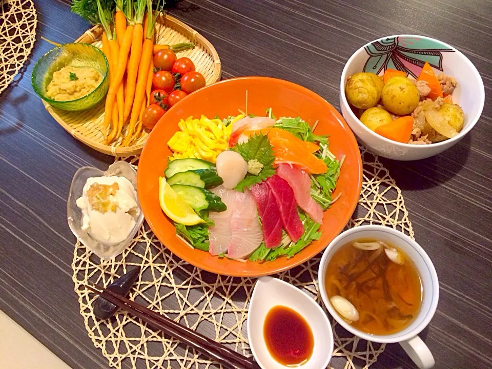 今夜は海鮮丼、おぼろ豆腐梅肉かけ、朝採り三浦野菜フムス、肉じゃが、塩昆布のお吸い物です。|かれんさん