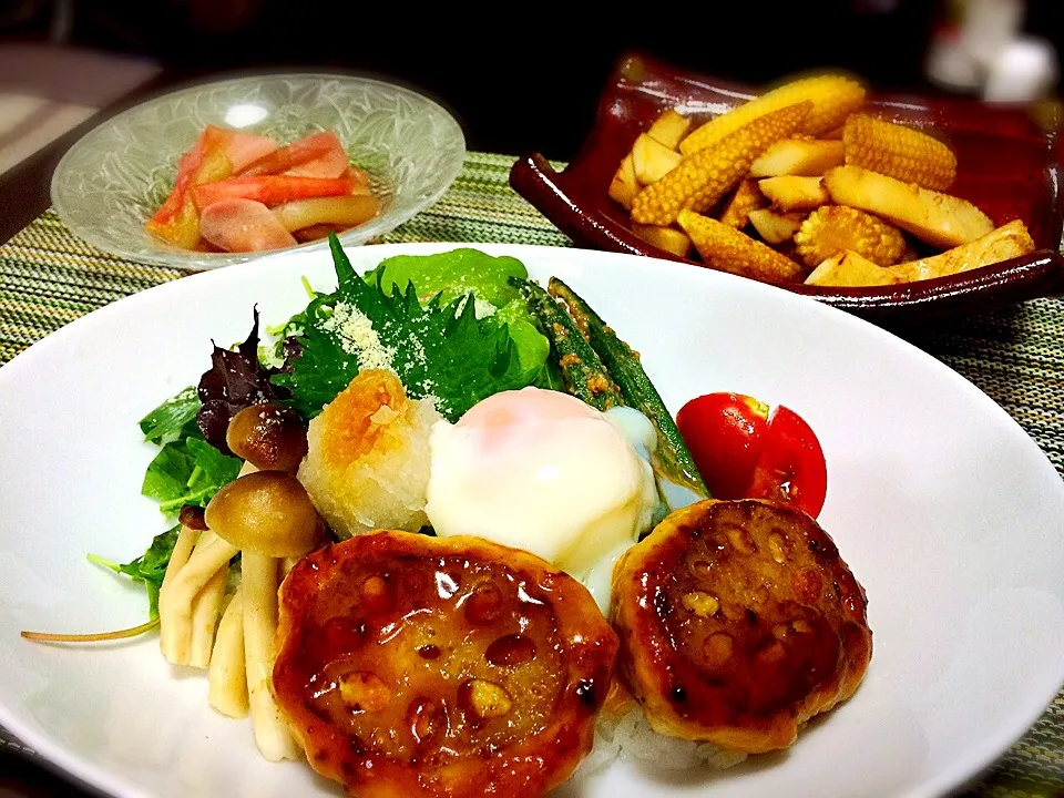 Snapdishの料理写真:蓮根バーグの和風ロコモコ丼、ヤングコーンとイカのバター醤油炒め、ずいきと新生姜の甘酢漬け|Seiko Kiyota Matsueさん