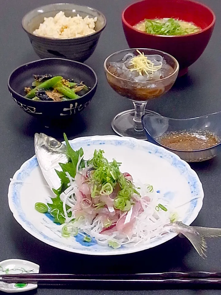 今晩は、鯵たたき、もずく酢 葛切り 生姜、茄子と三度豆の胡麻浸し、玉締め茸汁、玄米ご飯

三度豆とはさやいんげんの関西名。三度採れるのでそう呼ぶらしいですが、お義母さんがどんどん送ってくれます。アワビでも入れたら割烹料理ですが今日は野菜だけで爽やかに(^^)

葛粉が残っていたので葛切りにしてもずくに合わせました。もず|akazawa3さん