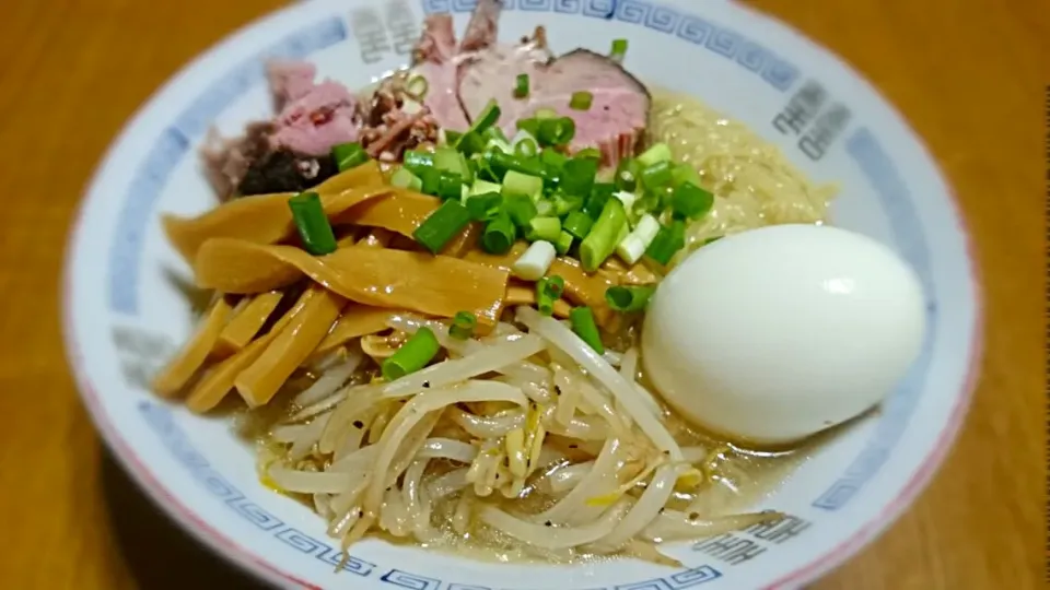 昨夜作ったスープで塩ラーメン作りました。
麺はちぢれ麺、具は半熟玉子、煮チャーシュー
に炒めたモヤシにメンマに小ネギ！|Hirokazu Wakeさん