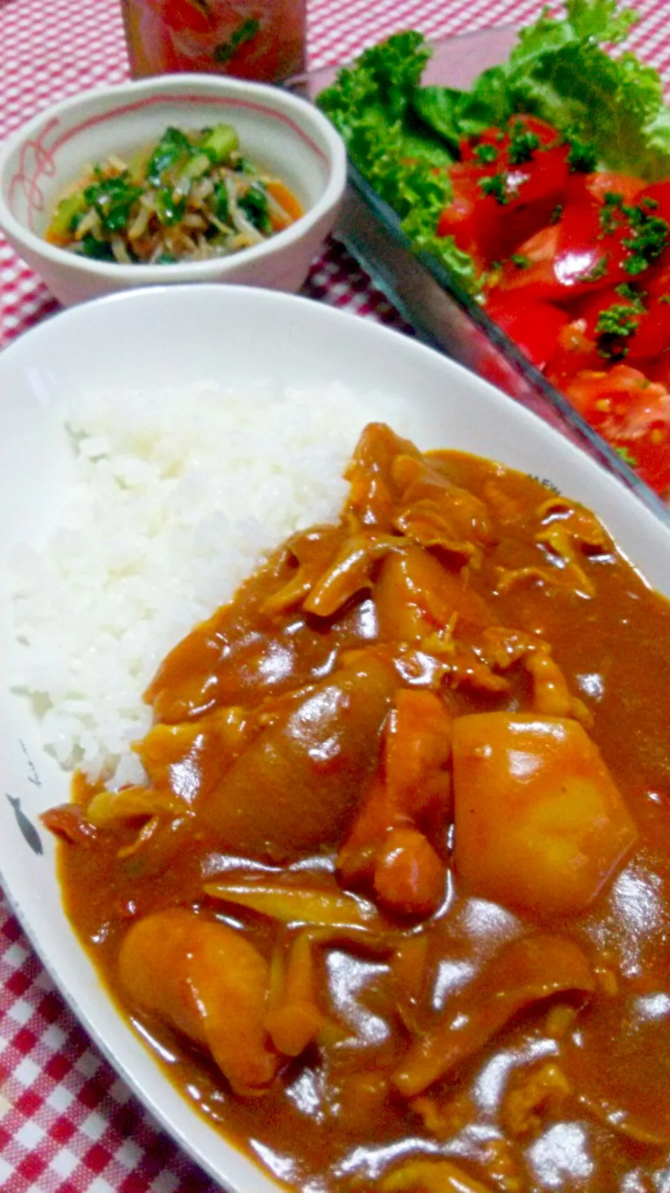 カレーライス(豚バラ薄切り肉･玉葱･人参･じゃが芋･舞茸･赤&黄パプリカ･ウインナー･にんにく･トマト水煮)、トマトサラダ、ピリ辛和え(もやし･サラダチンゲン菜)|まあるさん