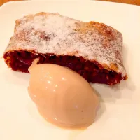 Snapdishの料理写真:キルシュ シュトゥルーデルとミルクチョコレートのアイスクリーム