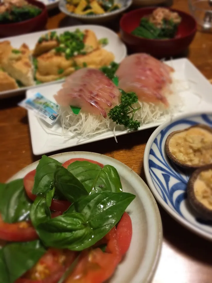 トマトとバジルのサラダ、しいたけニンニク焼き、マゾイ刺身、三角揚げ、小松菜お浸し、胡瓜豆板醤あえ|raku_darさん