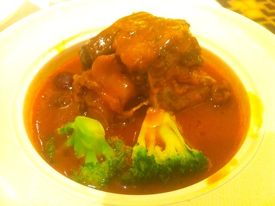 Snapdishの料理写真:Braised beef tail with chestnuts & red dates in whisky tomato sauce|skyblueさん