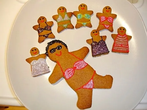 Gingerbread women in bikinis|Carol Liさん