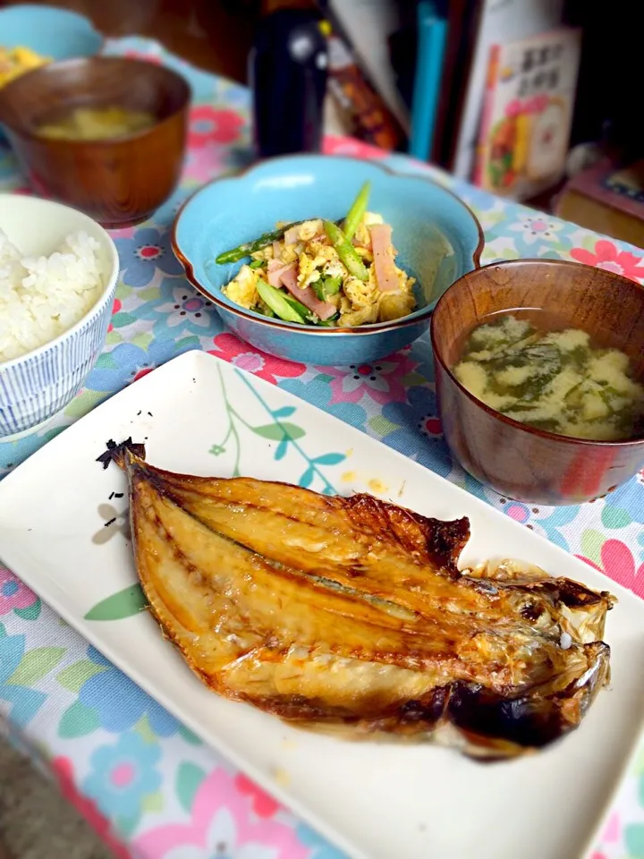 Snapdishの料理写真:鯵の開き、アスパラの炒め物、ワカメのお味噌汁|kimokawayuaさん