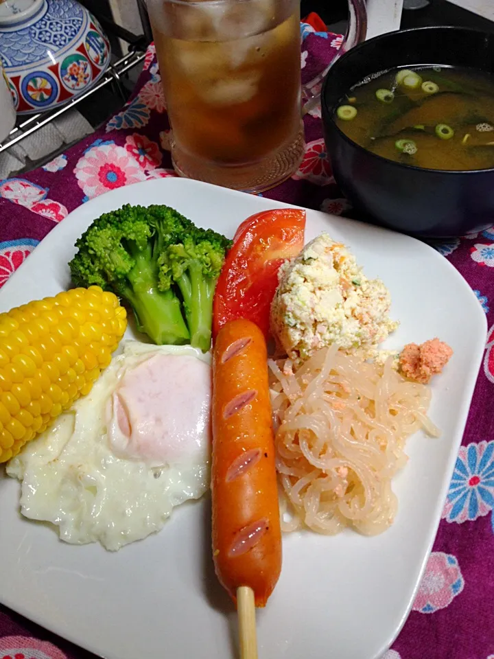 高知のもろこしがついて、豪華になったね。味噌汁には鳴門わかめ(^^)  贅沢だなあ|ハルさん