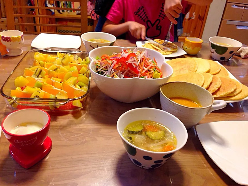 材料から手作りパンケーキ 手作り人参ドレッシング お野菜たっぷりスープ フルーツ盛り合わせ|Fumieさん