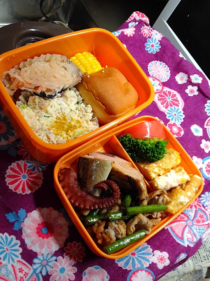 Snapdishの料理写真:いろいろｉｎした弁当。お昼休みが楽しみになるね(^o^)/|ハルさん