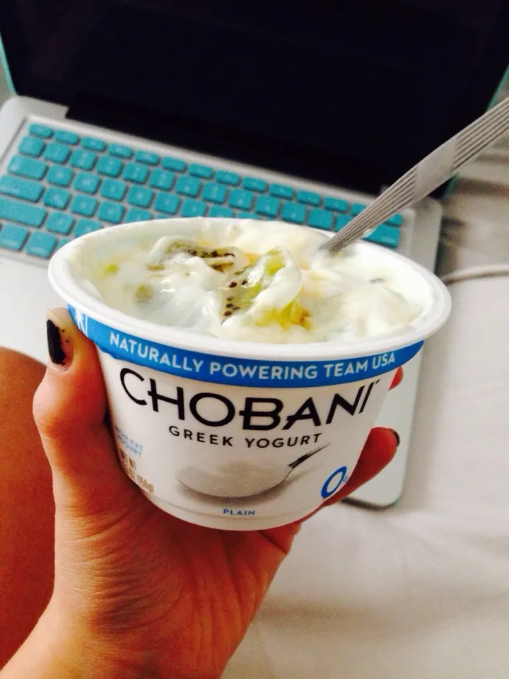 Chobani plain greek yogurt with kiwi pieces and a tablespoon of honey🍯|Marianaさん