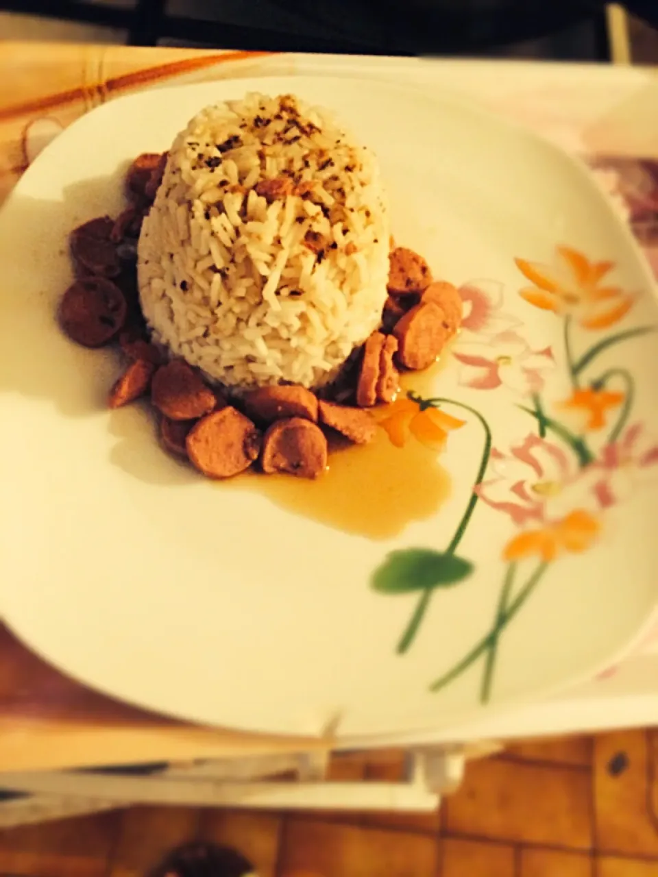 Snapdishの料理写真:Riz en forteresse et son fleuve de saucisses|Jakalinaさん