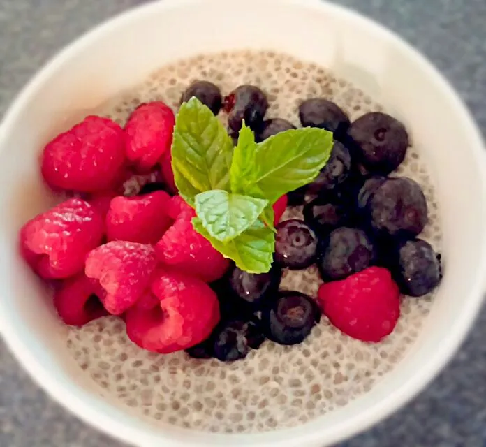 chia seed pudding with fresh blueberries  and raspberries|Jiraphon Gさん