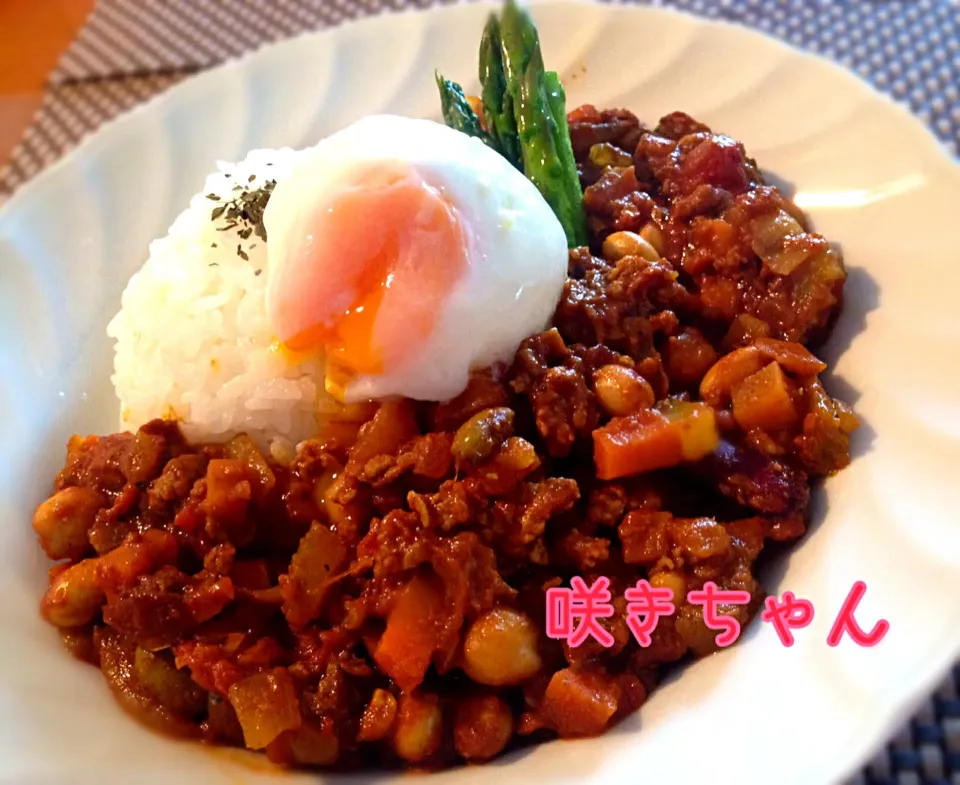 牛肉と豆のキーマカレー🍛超簡単にできるポーチドエッグのせ💖|咲きちゃんさん