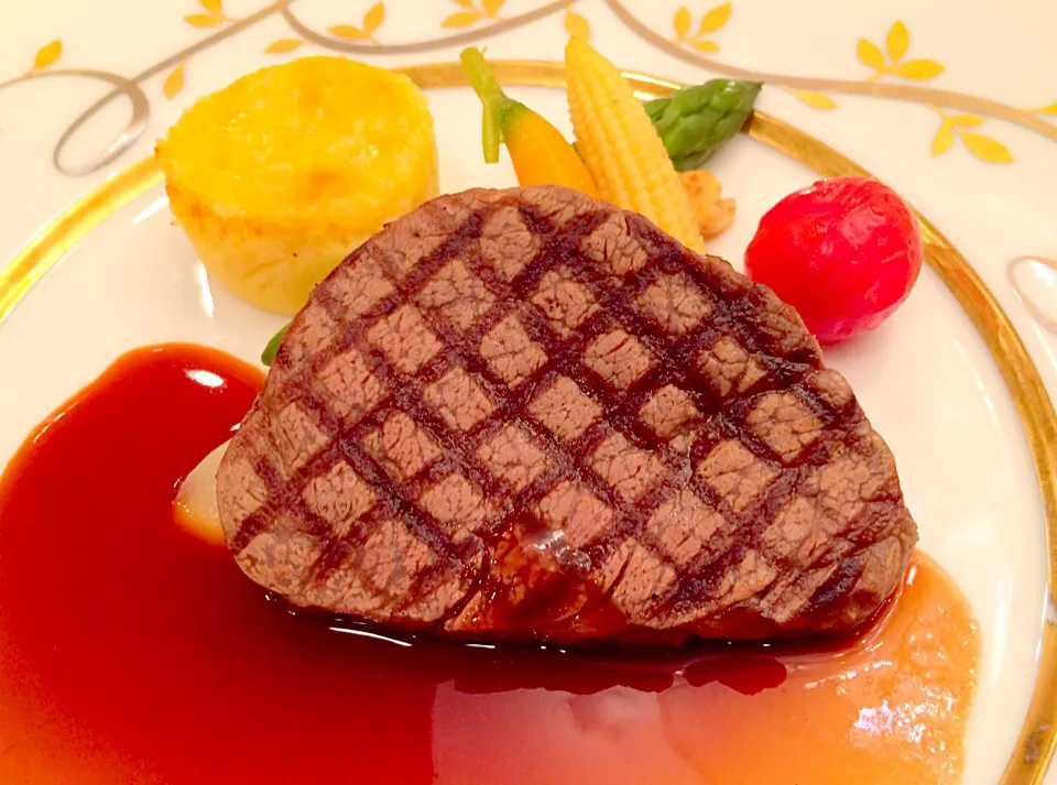 和牛フィレ肉のグリエ、シャンベルタンソース|Food is lifeさん