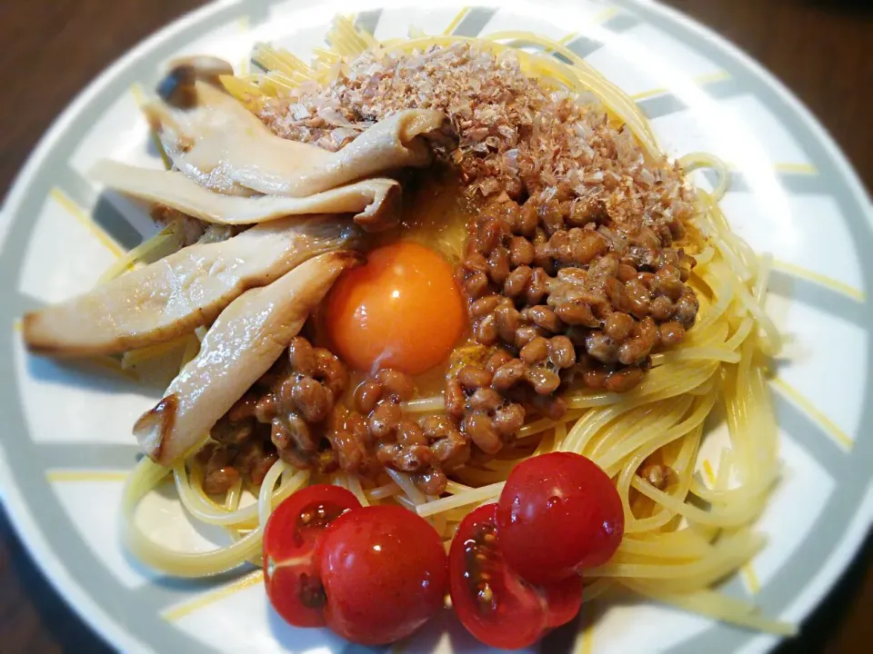 納豆と鰹節、エリンギ、ミニトマト載せパスタ～(^_^)v およそ480kcal～(^_^)v|quitaさん