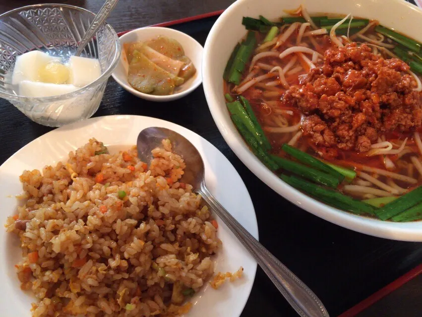 【日替定食】台湾ラーメンと小チャーハンを頂きました。|momongatomoさん