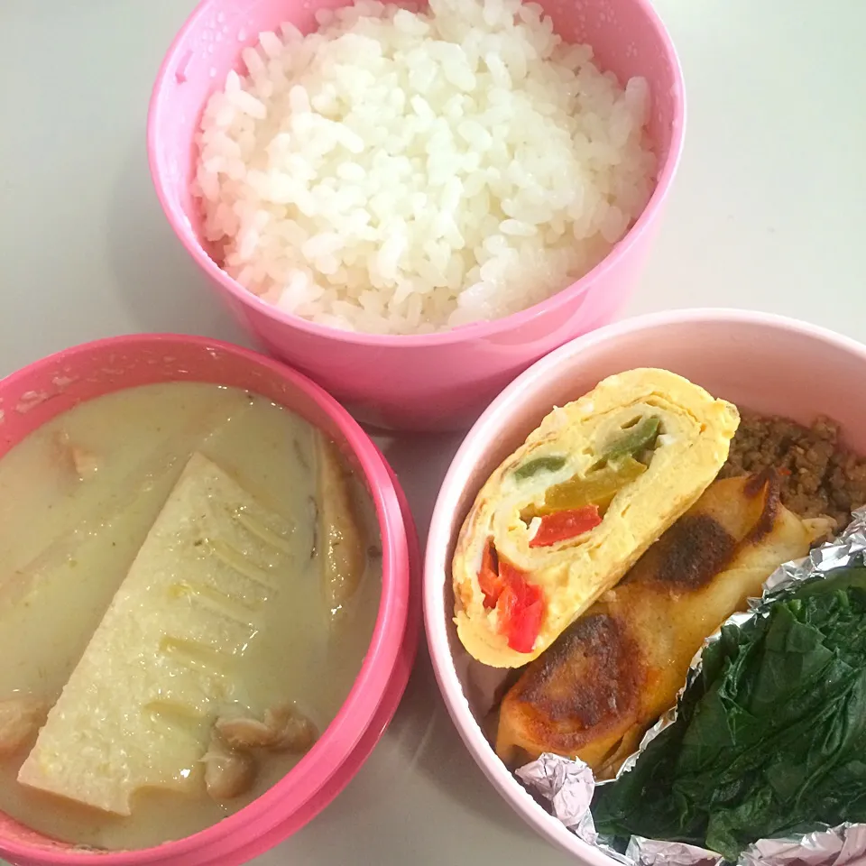 ほうれん草おひたし、カラフルパプリカ卵焼き、春巻き、グリーンカレー弁当|Snack PIYOさん